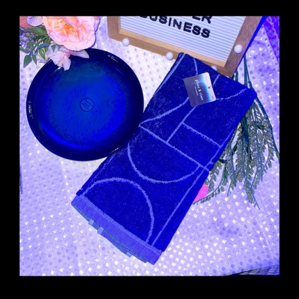 Place & Time Summer Reactive Appetizer Plate - Colt Blue
And Hand Towl